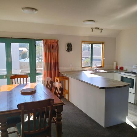 Akaroa Village Inn ภายนอก รูปภาพ