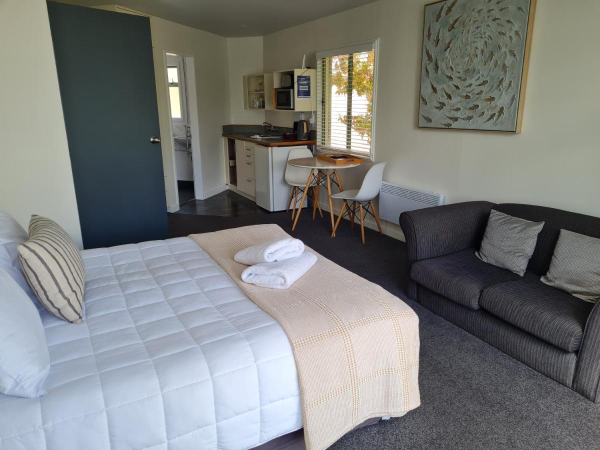 Akaroa Village Inn ภายนอก รูปภาพ