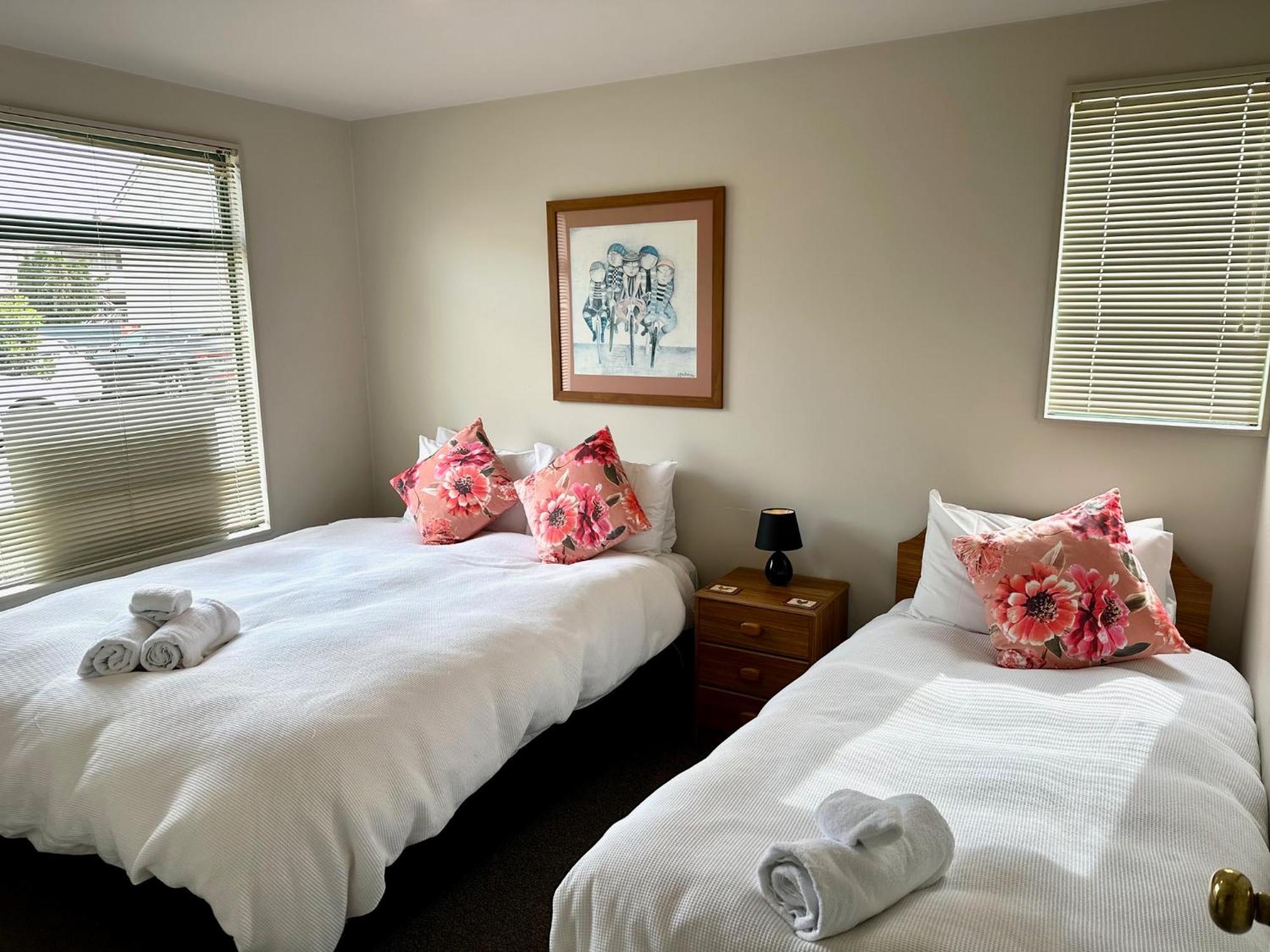Akaroa Village Inn ภายนอก รูปภาพ