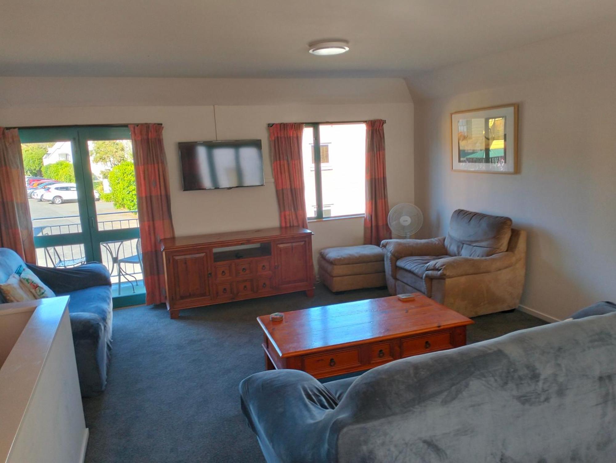 Akaroa Village Inn ภายนอก รูปภาพ